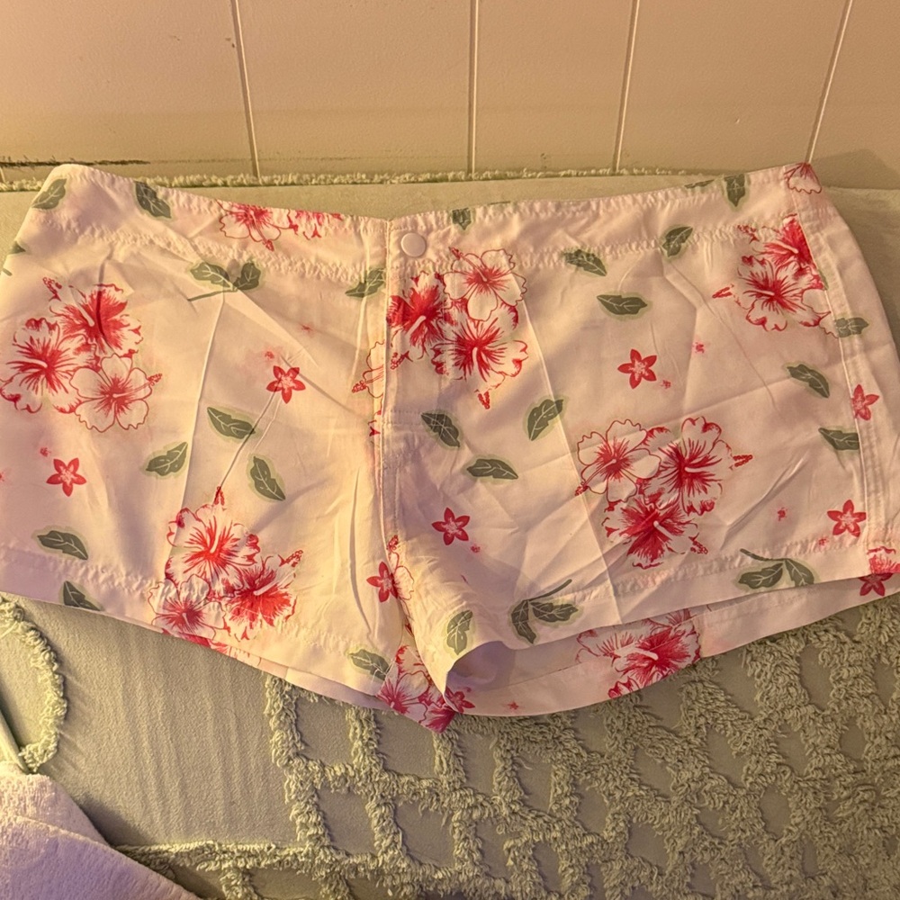 Raya Sun White and Red Floral Women's Shorts